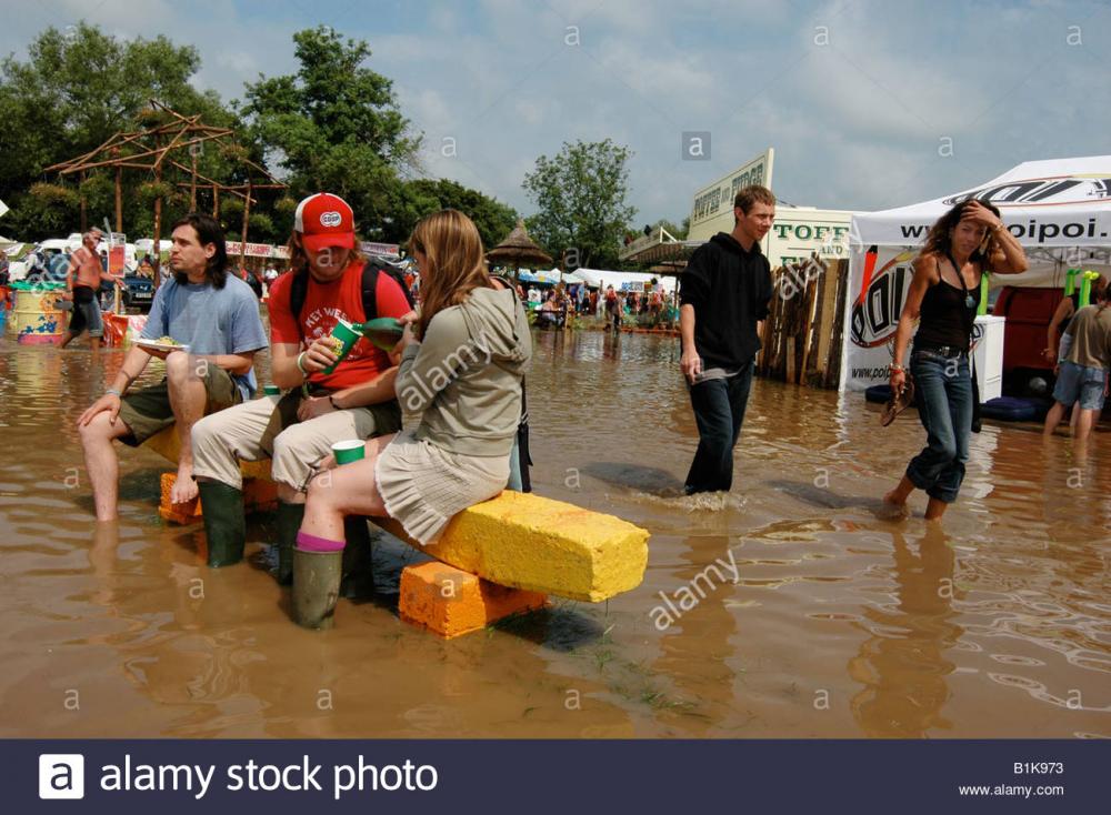 the-sun-comes-out-after-a-heavy-downpour-a-glastonbury-festival-B1K973 (1).jpg