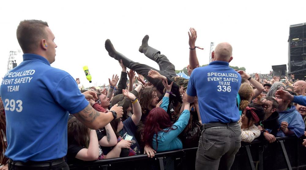 Feet-dont-count-Download-Festival-2017-hand-gestures.jpg