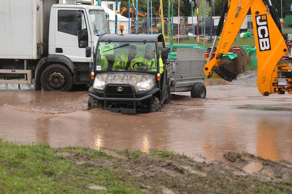 Glastonbury-flooded-94.jpg.ad178d34ffa83a5ae9df0496030650e6.jpg