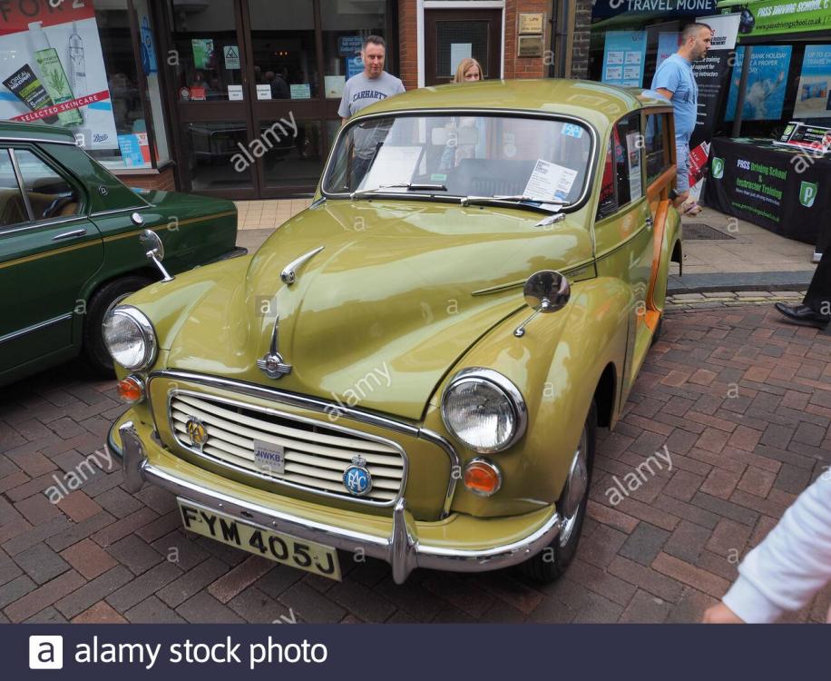 a-morris-minor-1000-traveller-car-2AEP0AM.jpg