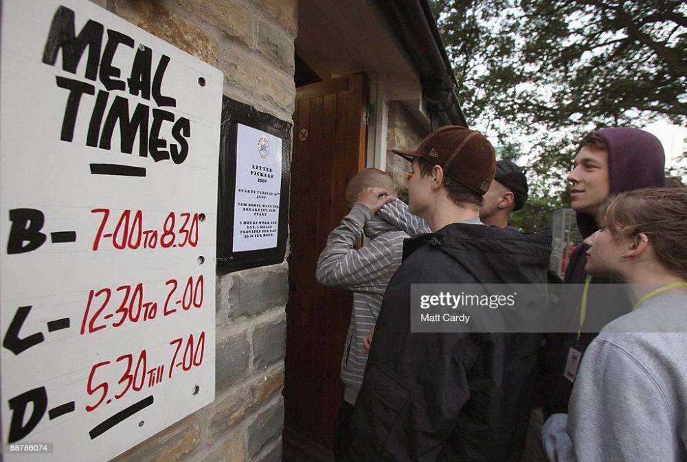 litterpickers-and-festival-workers-queue-outside-goose-hall-the-picture-id88756074.thumb.jpg.a6461a65b14884e66bec3e20b2ef3850.jpg