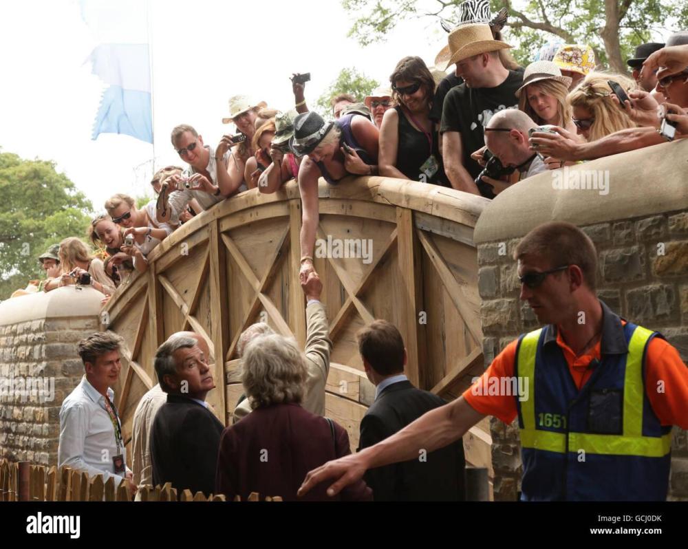 the-prince-of-wales-not-seen-meets-revellers-on-bellas-bridge-as-he-GCJ0DK.thumb.jpg.d0486cd238503204105b0f9bc88b23ce.jpg