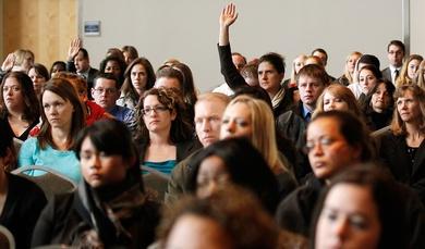 photo-crowd-hand-raise-question.jpg.0a2c6749ed471441d535fc702327304b.jpg