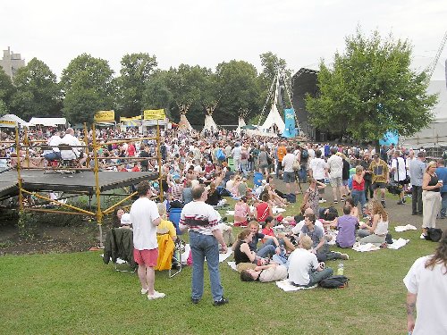 the site and crowds