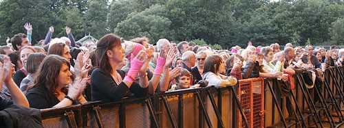 around the site (crowd for Simply Red)