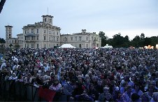 around the site (crowd for Simply Red)