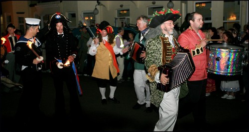 around the festival site (procession)