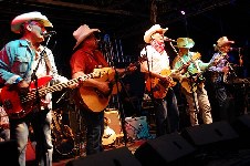 Los Pacaminos featuring Paul Young