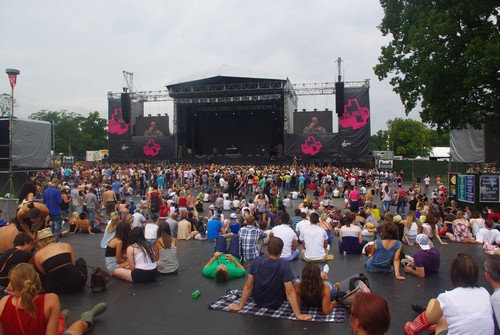 V Festival  (Chelmsford) 2012 - The Knux (crowd)