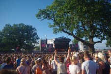 Jessie J (crowd)