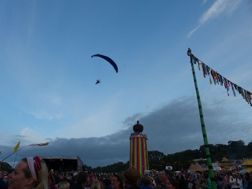 Glastonbury Festival 2016 - around the festival site (Paraglider Decends)