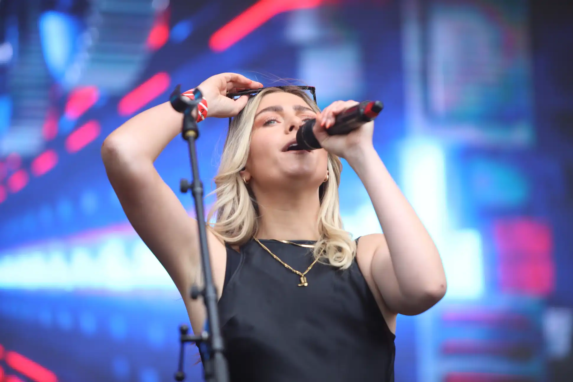 Heartland Festival In Pitlochry 2024 - Jennifer Stewart sings on stage